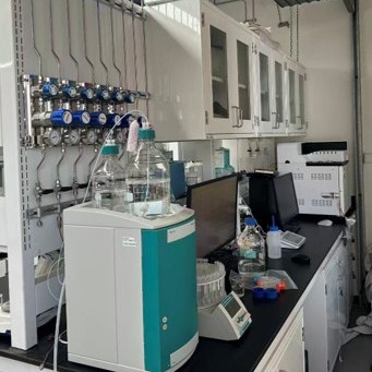 UV-Vis-NIR spectrometer